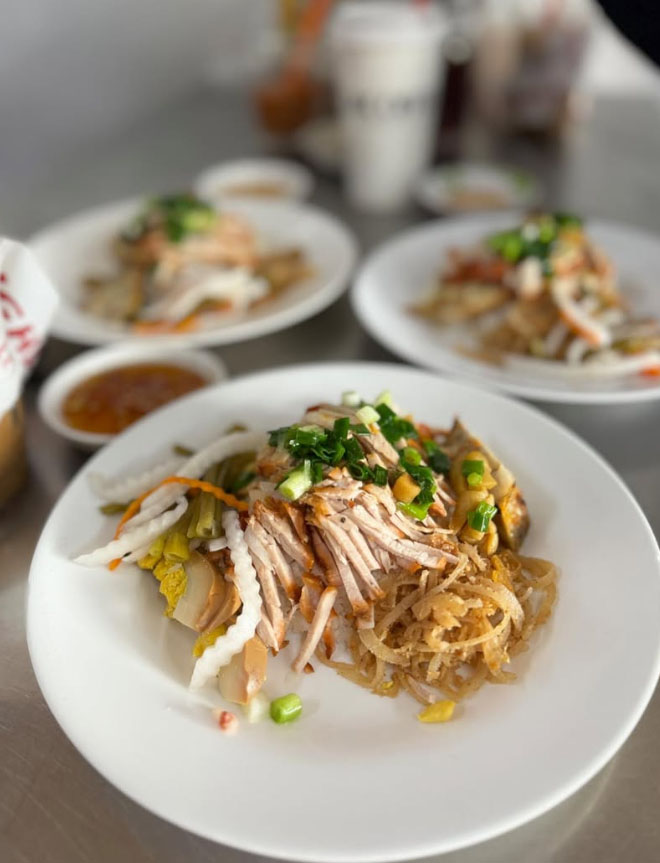 Điểm đặc biệt nhất của cơm tấm Long Xuyên là tất cả nguyên liệu đều được cắt thành sợi vừa ăn