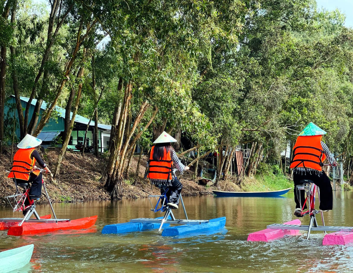 Đạp xe đi trên mặt nước mới lạ tại Rừng Tràm Trà Sư