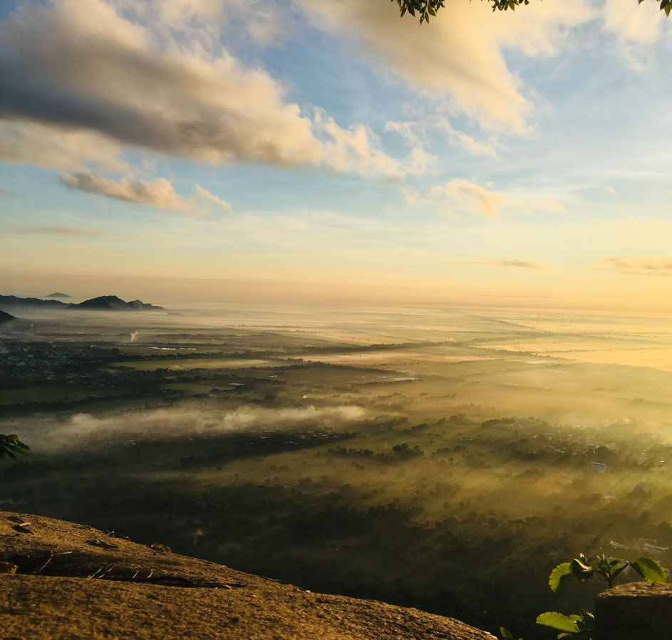 Biển mây bồng bềnh hòa quyện cùng ánh nắng ban mai