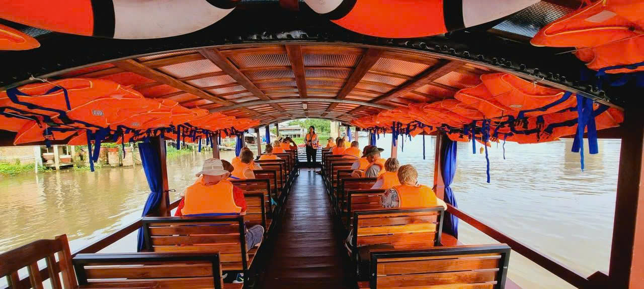 Du khách thoải mái ngắm cảnh