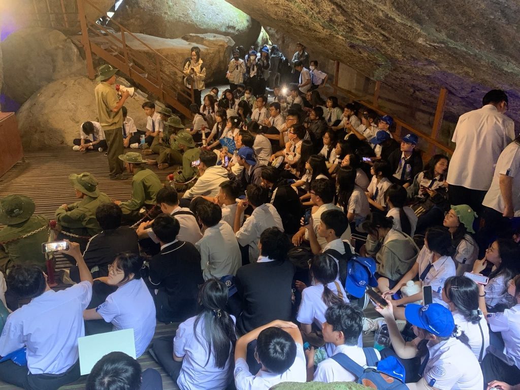 Học sinh tham quan, trải nghiệm tại Đồi Tức Dụp