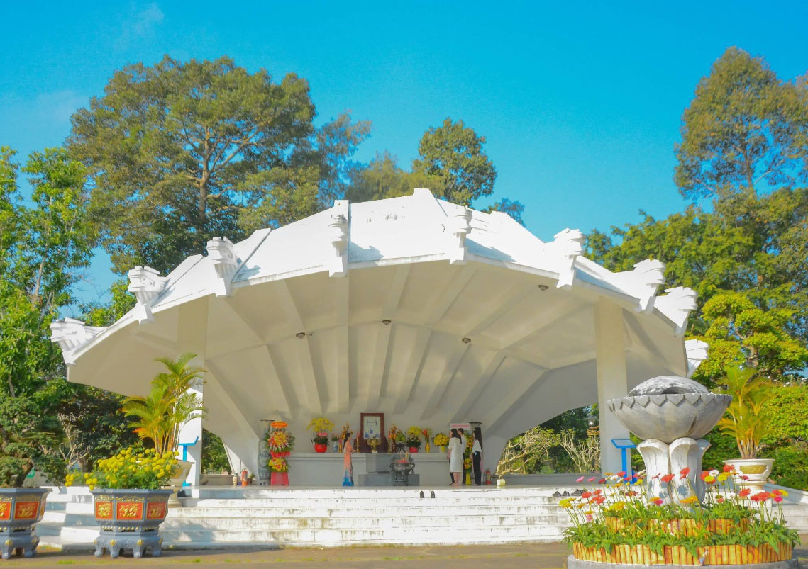 Lăng cụ Phó Bảng Nguyễn Sinh Sắc