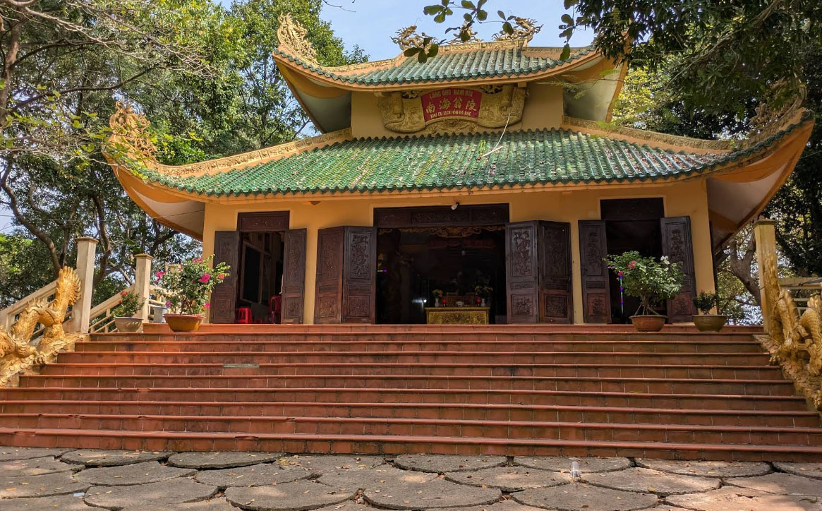 Lăng Ông Nam Hải tại khu du lịch Hòn Đá Bạc