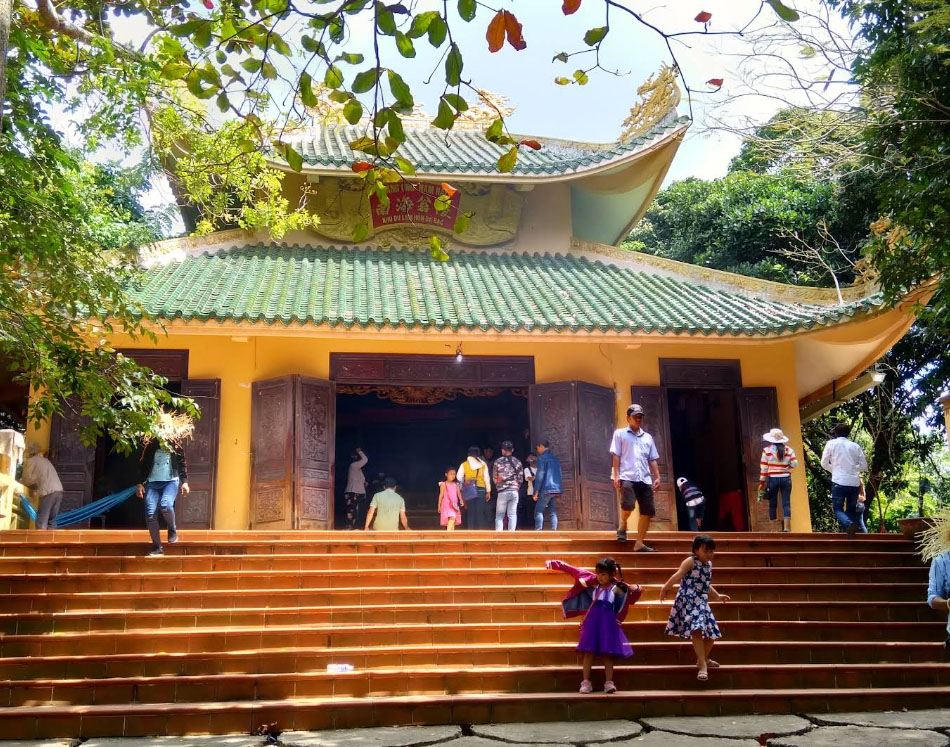 Lăng Ông Nam Hải trên Hòn Đá Bạc