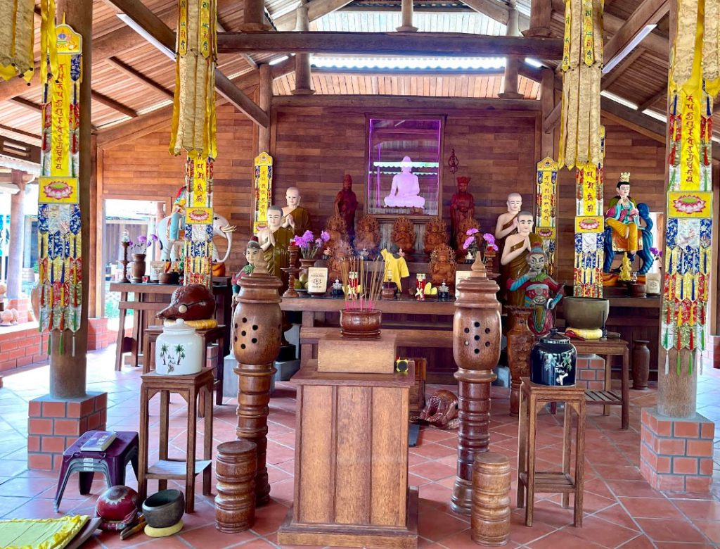 Không gian chánh điện linh thiêng với sắc nâu trầm của gỗ dừa