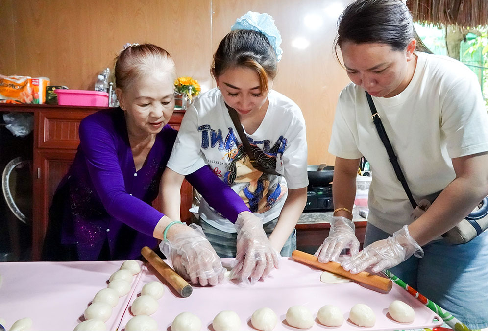Du khách trải nghiệm tự tay làm bánh pía cùng nghệ nhân