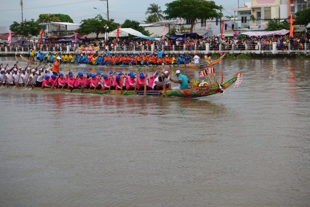 Đua ghe Ngo trên sông Láng Thé